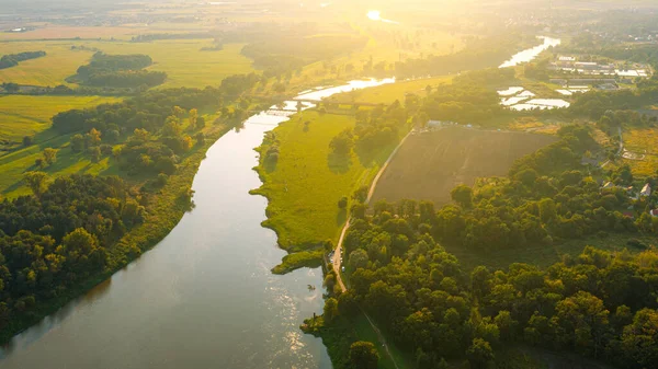 川の空中ビュー フィールドと木 美しい田園風景 ポーランド — ストック写真
