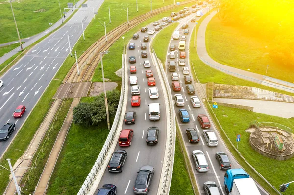 Modern bir şehir kavşağında trafik sıkışık. Wroclaw Polonya 'da trafik sıkışıklığı