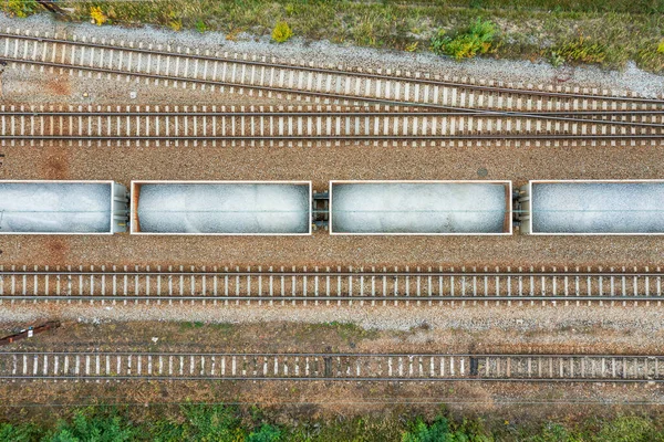 Yaz günü taşlı yük arabalarıyla rayların en üst görüntüsü.