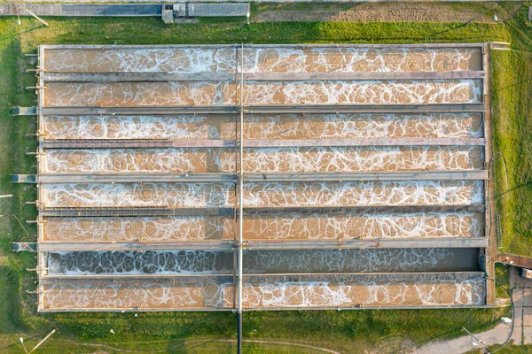 現代の排水処理プラントの浄化タンクのトップ空中図 — ストック写真