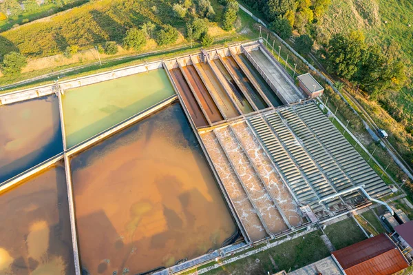 大規模な沈殿タンクのグループ 水の沈殿 水の駅で生物と貯水池での洗浄 排水処理の程度が異なります — ストック写真