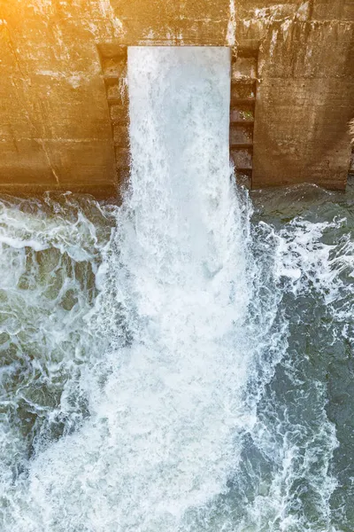 ダムは大量の水のために水を排出していた 強い流れと高い水圧 — ストック写真