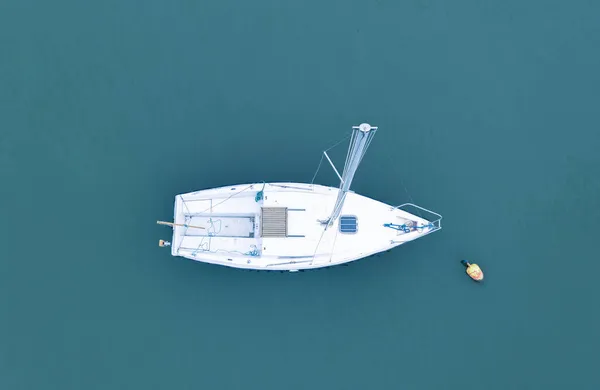 Vitorlás Jacht Csúcsról Tengerben Kikötve — Stock Fotó