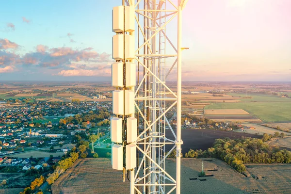 Telekommunikationsturm Mit Antennen Zellulär Hintergrund Des Blauen Himmels — Stockfoto