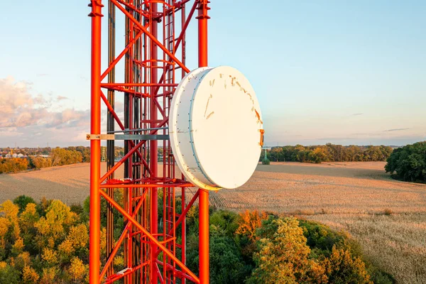 Telekommunikationsturm Mit Antennen Zellulär Hintergrund Des Blauen Himmels — Stockfoto