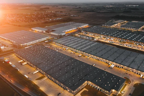 Çevrimiçi mağazalar için bir depo dolusu malın gece hava görüntüsü. Şehrin sanayi bölgesindeki lojistik merkezi yukarıdan.