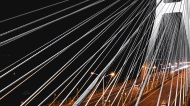 Köprü sütunları gece parlak beyaz, Wroclaw Polonya, hava manzarası