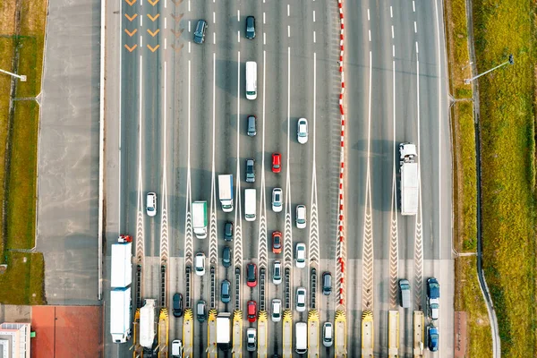 통행료를 지불하기 줄을서서 기다리는 자동차들이 붐비는 도로를 위에서 바라본 — 스톡 사진