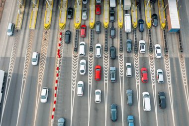 Yoğun bir paralı yolun genel manzarası. Otoyol ücreti için kuyruğa giren çok sayıda araba var.