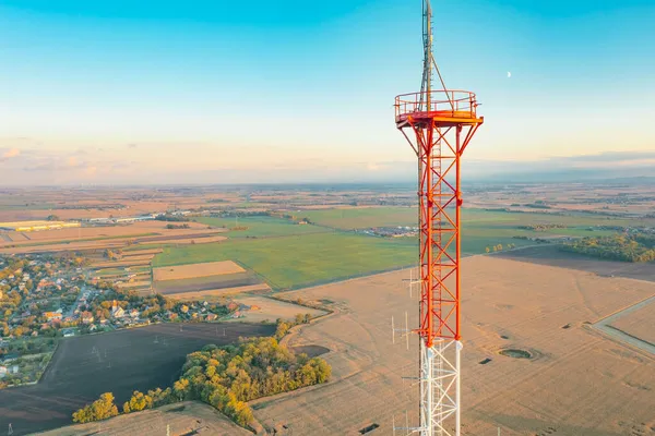 Telekommunikationsturm Mit Antennen Auf Blauem Himmel Hintergrund — Stockfoto
