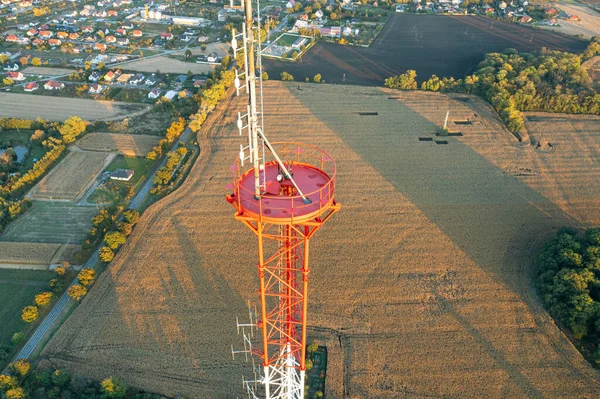 Telekommunikationsturm Antenne Und Mobilfunksender — Stockfoto