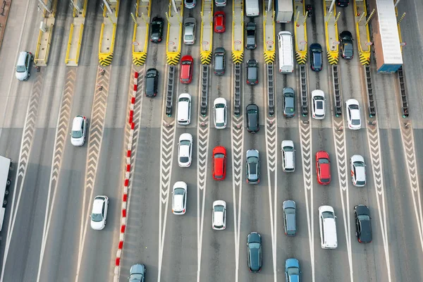 Yoğun bir paralı yolun genel manzarası. Otoyol ücreti için kuyruğa giren çok sayıda araba var.