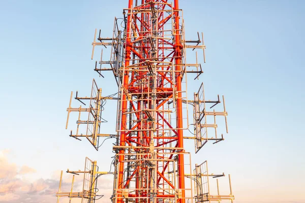 Torre Telecomunicaciones Con Antenas Sobre Fondo Azul Del Cielo —  Fotos de Stock
