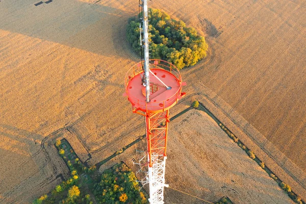 Τηλεπικοινωνιακός Πύργος Κεραία Τηλεόρασης Και Πομπός Κινητής Τηλεφωνίας — Φωτογραφία Αρχείου