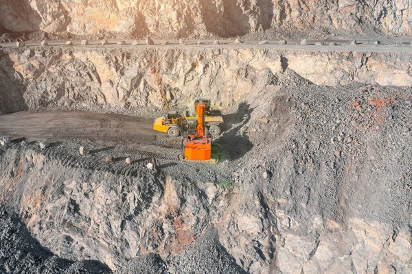 Büyük Sarı Çöp Kamyonu Kazıcı Granit Ocağında Bir Taş Yüklüyor — Stok fotoğraf