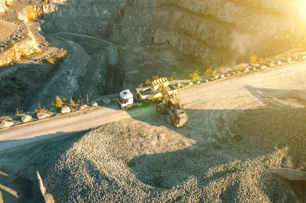 Carga Piedra Triturada Cuerpo Camión Volquete Cantera Piedra — Foto de Stock