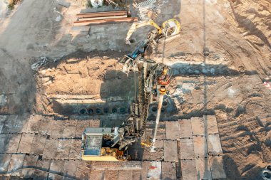 Toprağa delik açmak ve sonra beton, temel ve yığınlar dökmek için makine