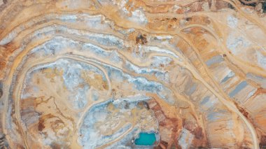 Büyük bir yükseklikten kum ocağı, kayaların üzerinde güzel turuncu desenler.