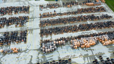 Çok sayıda makarada elektrik kablosu var. Kentsel iletişim için depo ve elektrik kabloları üretimi. Hava fotoğrafçılığı