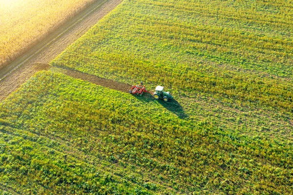 Трактор Косит Зеленое Поле Вид Воздуха Сельское Хозяйство — стоковое фото