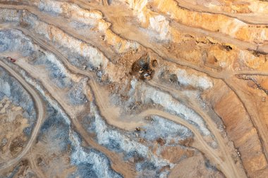 Yukarıdan taş ocağı. Büyük bir taş ocağında kum ve taş çıkarmak. Derin bir taş ocağındaki yüksek ve güzel kayaları seyret.