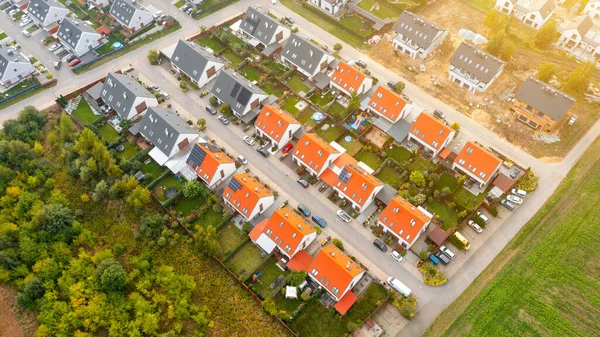 Yükseklerden özel modern konut binaları. Güzel evleri olan özel bir yer.