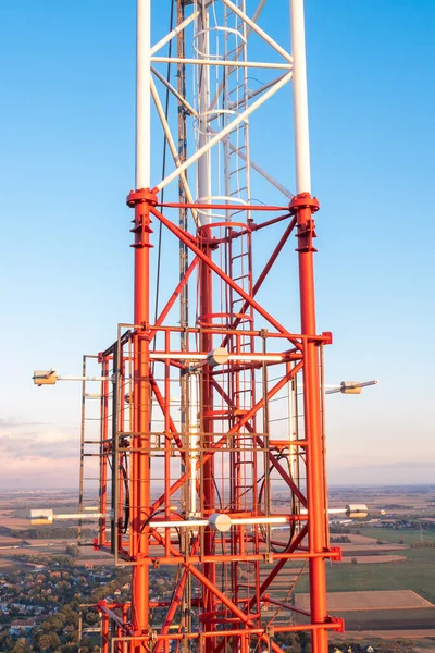 Torre Telecomunicações Com Antenas Fundo Céu Azul — Fotografia de Stock
