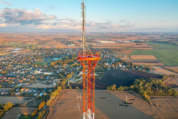 Telekommunikationsturm Antenne Und Mobilfunksender — Stockfoto