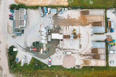 Asfalt, çimento ve beton üretimi için ekipman. Beton karıştırma tesisi. Çevre için zararlı üretim