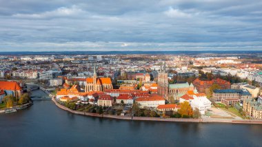 Polonya 'nın Wroclaw kentindeki pazar meydanının zirvesinden bir yaz günü
