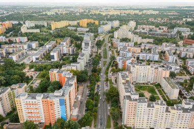 Wroclaw şehrinin havadan görünüşü, yerleşim alanları, yaz zamanı