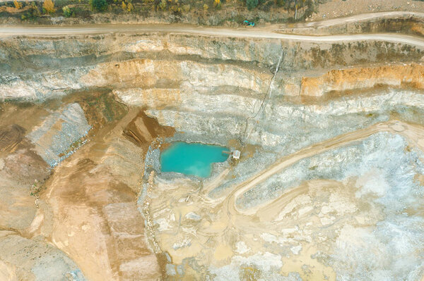 Голубое озеро в карьере, песчаный карьер оранжевого цвета с высоты птичьего полета