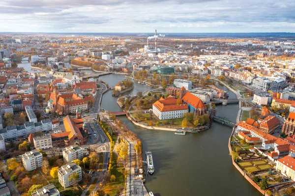 Polonya 'nın Wroclaw kentindeki pazar meydanının zirvesinden bir yaz günü