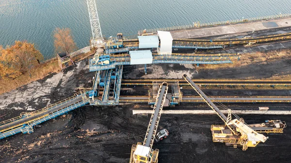 大量的煤堆 顶视图 在Tpp仓库储存煤炭 在Tpp仓库用挖掘机和运输带装卸煤炭 空中摄影 — 图库照片