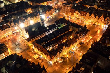 Wroclaw 'ın gece görüşü. Eski Avrupa şehrinin gece kuşbakışı görüntüsü