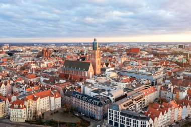 Wroclaw 'ın gündüz kuşbakışı görüntüsü. Polonya