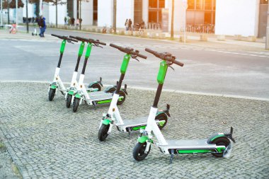 Sokakta park etmiş bir sürü elektrikli scooter var. Kentsel hareketlilikte yeni bir eğilim