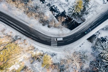 Manzara. Karlı bir ormanda, kış yolundaki yüksek bir yerden manzara..