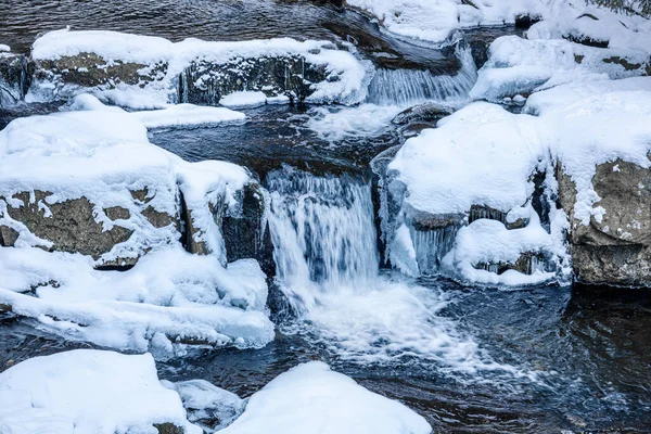 Schnee Auf Einem Fluss Mit Schneebedeckten Steinen — Stockfoto