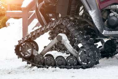 Spor bir kar aracının tırtılına yakın çekim. SUV 'un arka tarafının ayrıntılı görüntüsü