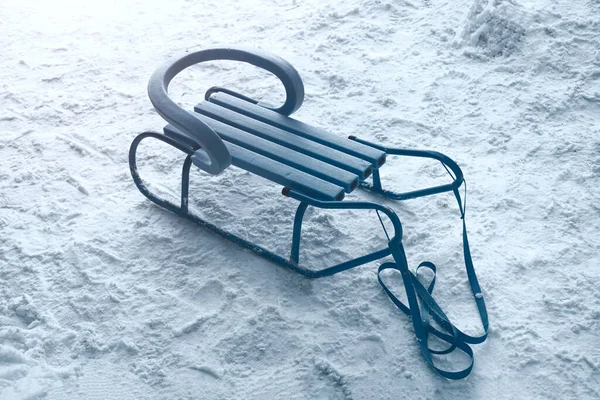 Modré Saně Sněhu Zimní Aktivity Pro Děti — Stock fotografie