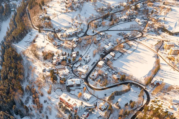 Een Besneeuwde Badplaats Polen Vanuit Vogelperspectief Winterlandschap Van Bovenaf Karpacz — Stockfoto