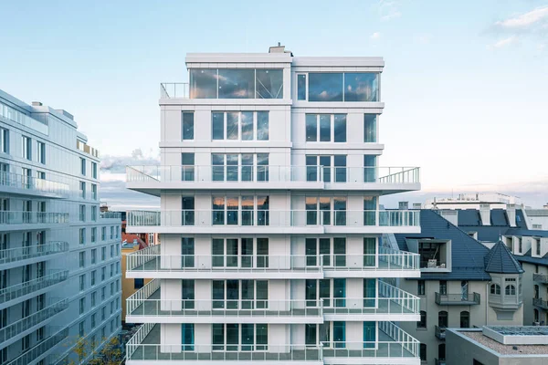 Modern, çok katlı bir binanın beyaz yüzü. Yukarıdan görüntüle