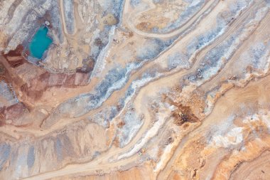 Büyük bir yükseklikten kum ocağı, kayaların üzerinde güzel turuncu desenler.