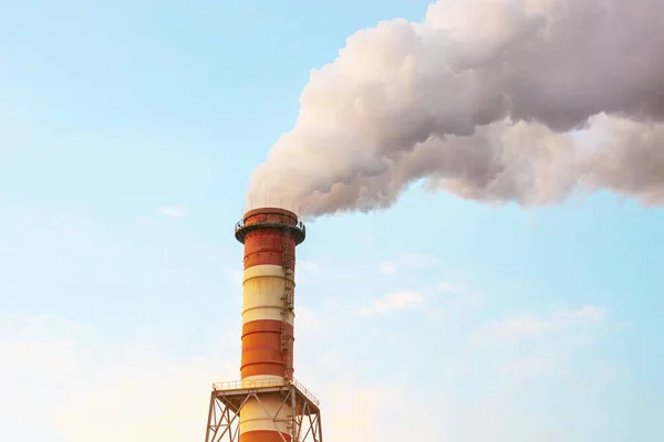 Contaminación Del Aire Por Humo Que Sale Una Gran Chimenea —  Fotos de Stock