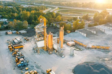 Asfalt beton fabrikası, çeşitli ekipmanlar, ağır sanayi. Yukarıdan görüntüle