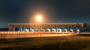 Nakliye aracındaki ödemelerin kabul edildiği nokta. Geçiş ücreti ödemek için kuyrukta bekleyen bir sürü araba var..