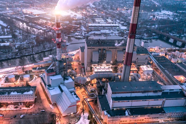 発電所の空中ビュー 夕方に煙突 冷却塔や建物の眺め 明るく照らされた工業ビル — ストック写真