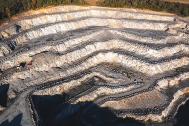 Granit ocağındaki dev kayalar, granit ocağının yüksek bir manzarası.