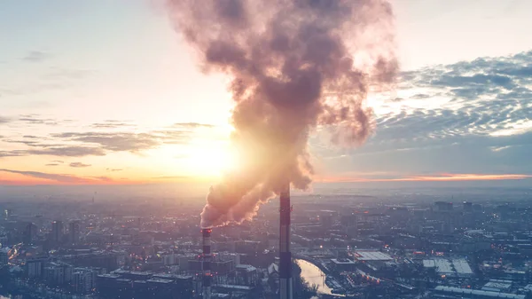 Dichter Rauch Aus Einem Wärmekraftwerk Über Wohngebieten Der Stadt Drohnenblick — Stockfoto